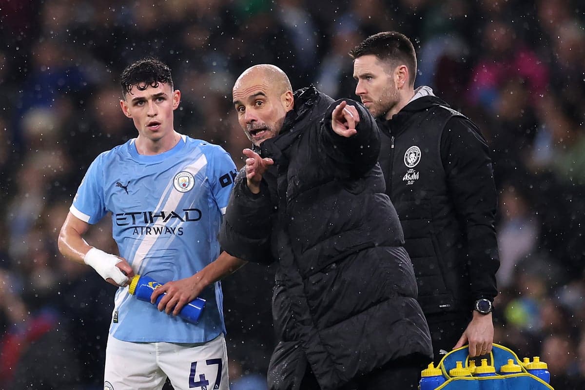 Entrenador hablando con jugador durante el partido