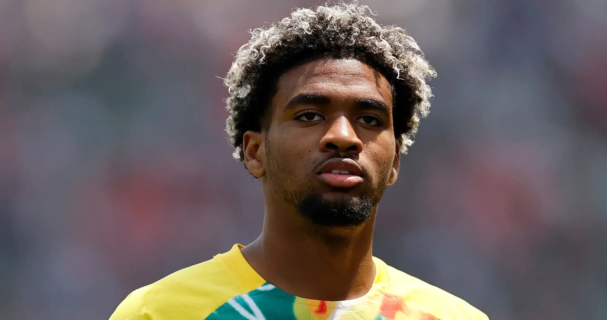 Jugador en uniforme amarillo antes del partido