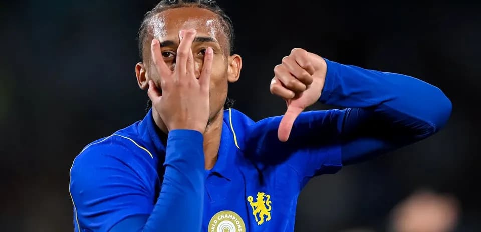 Jugador mostrando señales con las manos durante el partido