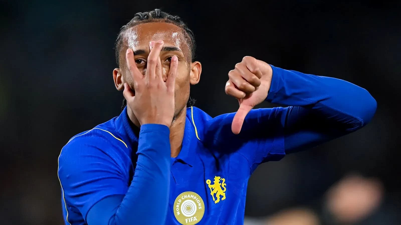 Jugador mostrando señales con las manos durante el partido