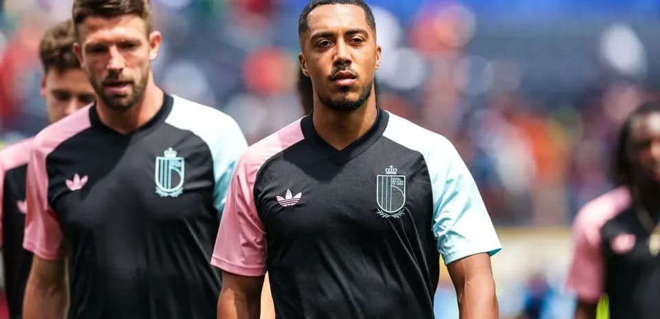 Jugadores del equipo caminando hacia el campo