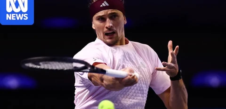 Jugador golpeando una pelota de tenis en partido