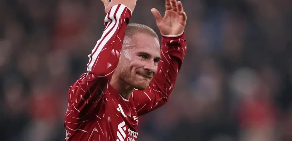 Jugador levantando las manos en señal de agradecimiento