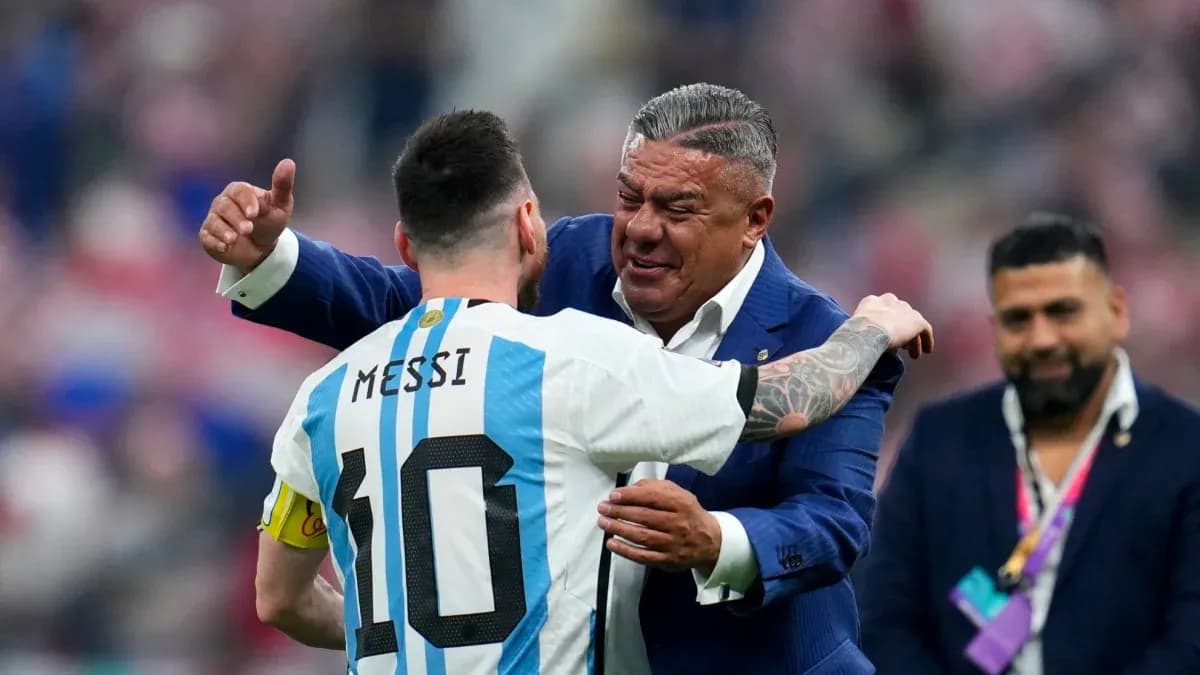 Lionel Messi abrazando a un directivo tras el partido