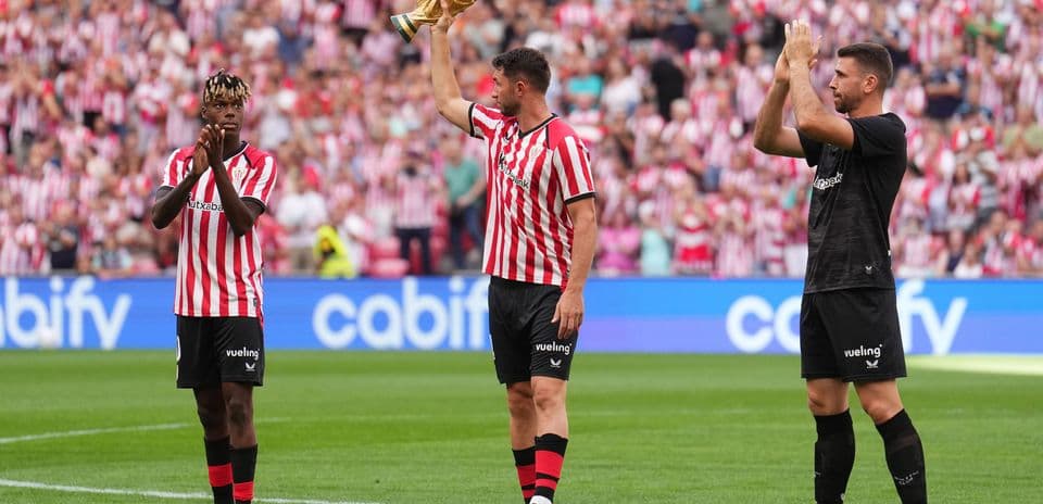 Jugadores de Athletic Club celebrando con trofeo en estadio