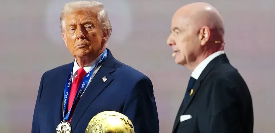 Donald Trump recibiendo premio FIFA en ceremonia