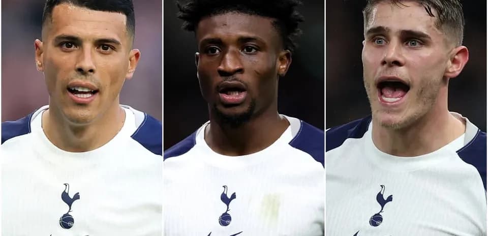 Tres jugadores de Tottenham en acción durante partido