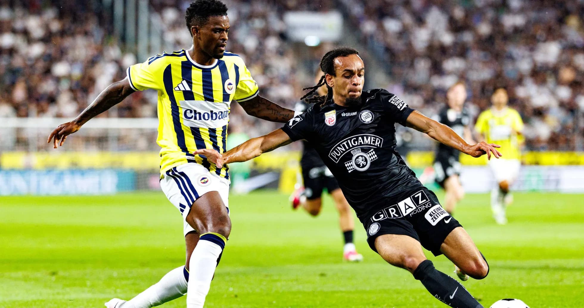 Jugador de Sturm Graz y Fenerbahçe en acción