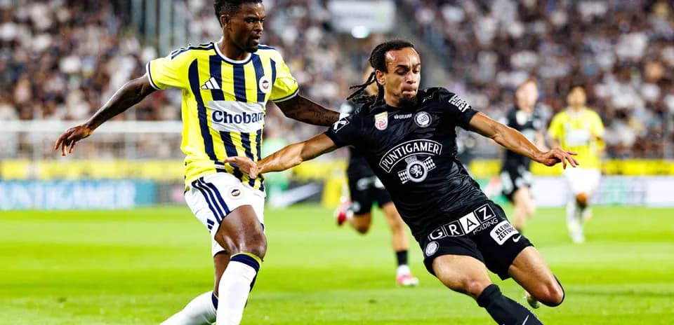 Jugador de Sturm Graz y Fenerbahçe en acción