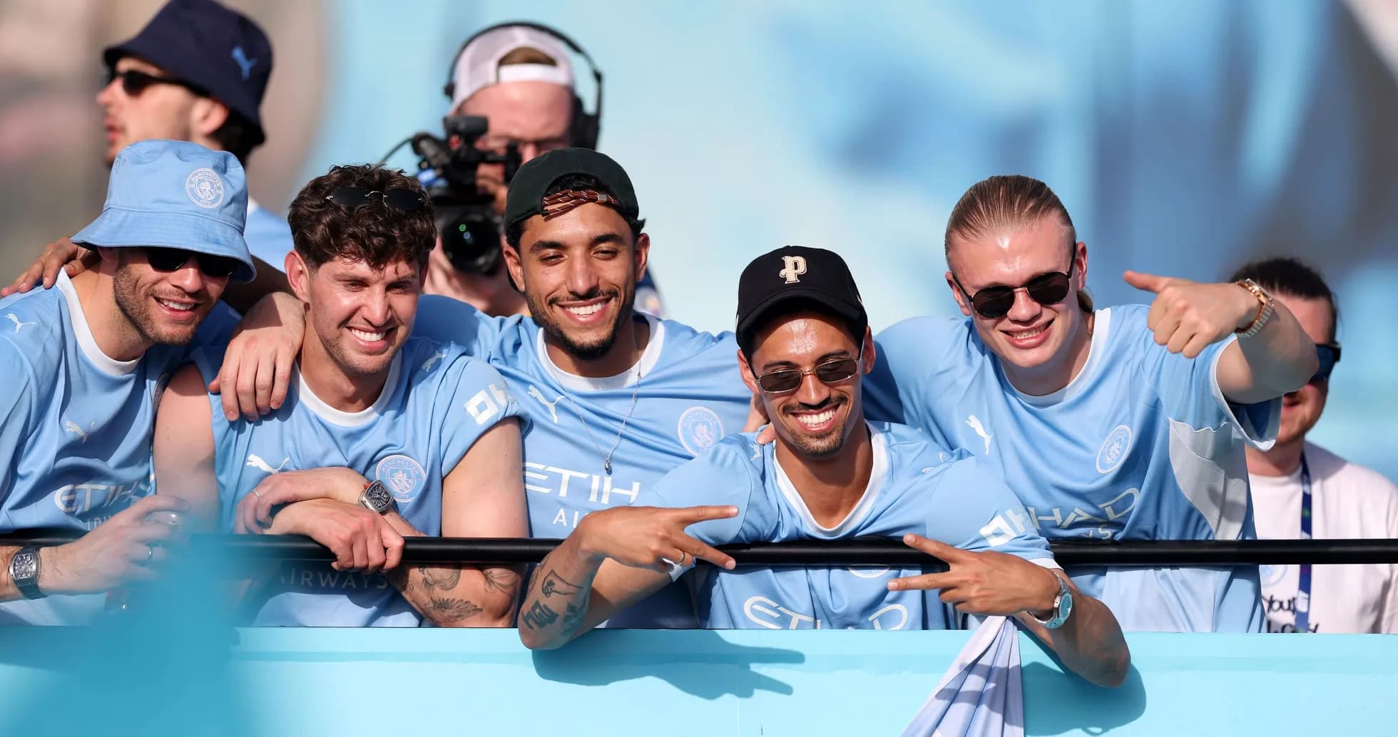 Cinco aficionados de Manchester City en la grada