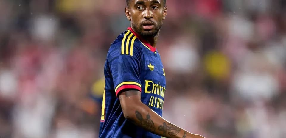 Jugador de fútbol con camiseta de Arsenal en el campo