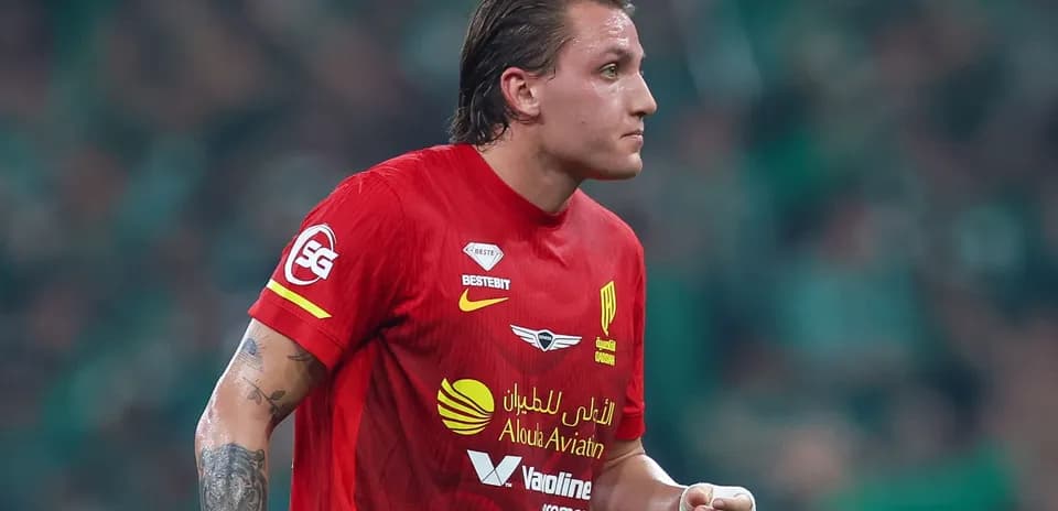 Jugador con camiseta roja en el campo de juego