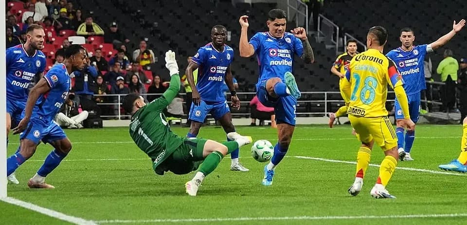 Acción en el partido Cruz Azul vs Club América