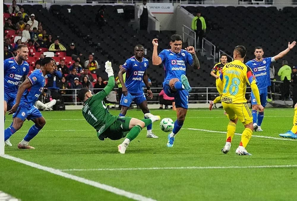 Acción en el partido Cruz Azul vs Club América