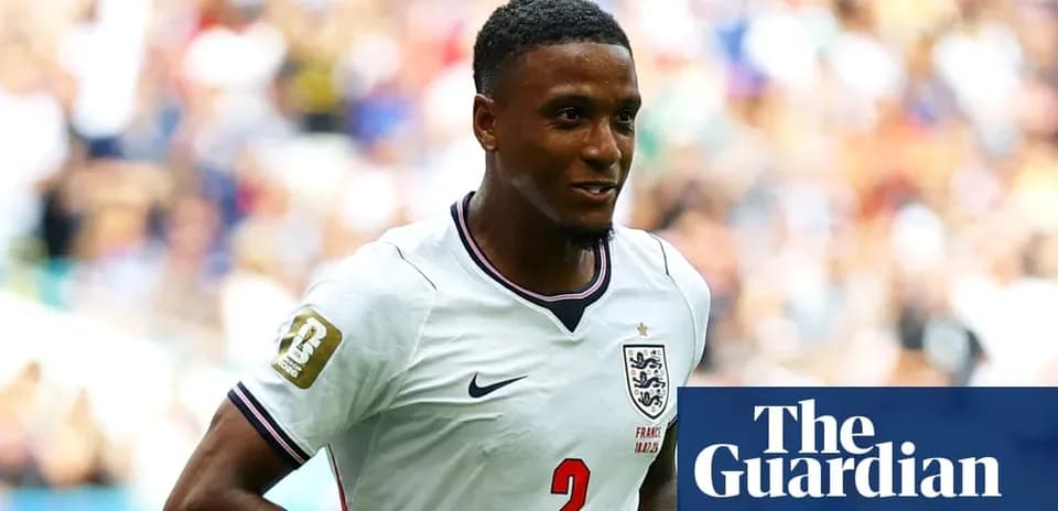 Jugador de Inglaterra sonriendo en el campo