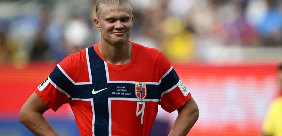 Jugador de Noruega en partido, camiseta roja y azul