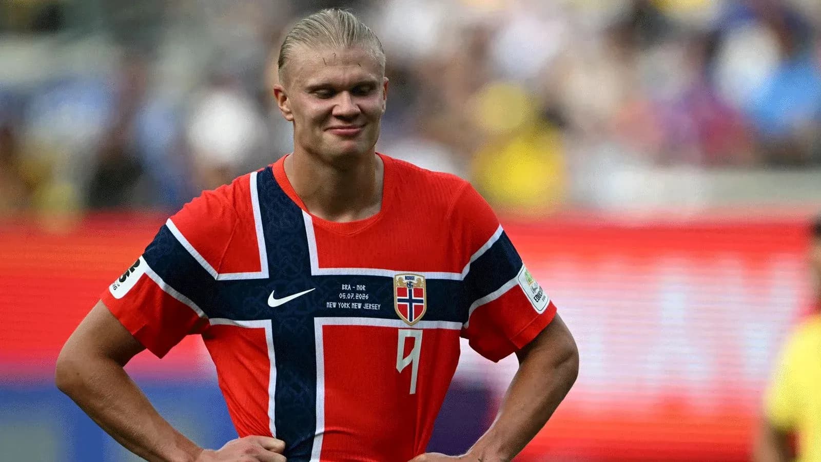 Jugador de Noruega en partido, camiseta roja y azul