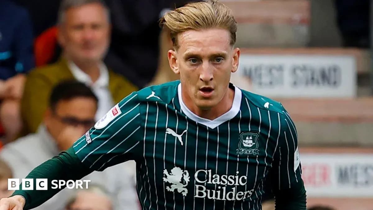 Jugador de Plymouth Argyle corriendo durante el partido