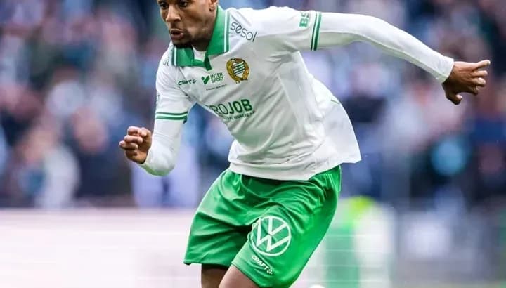 Jugador corriendo con balón en el campo