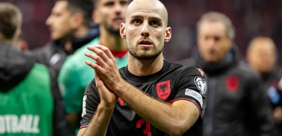 Jugador de Albania aplaudiendo tras el partido