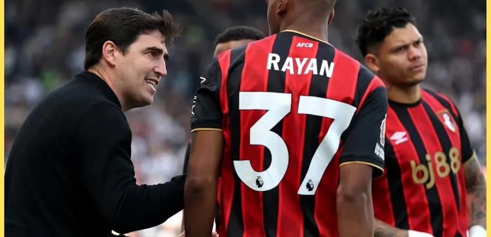 Entrenador hablando con jugadores de Bournemouth en partido
