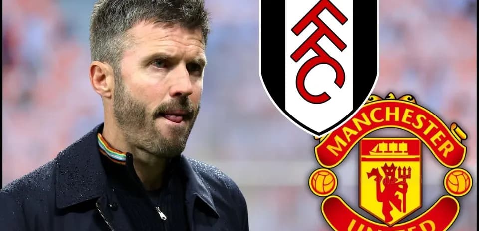 Entrenador de Fulham frente a escudos de Fulham y Manchester United