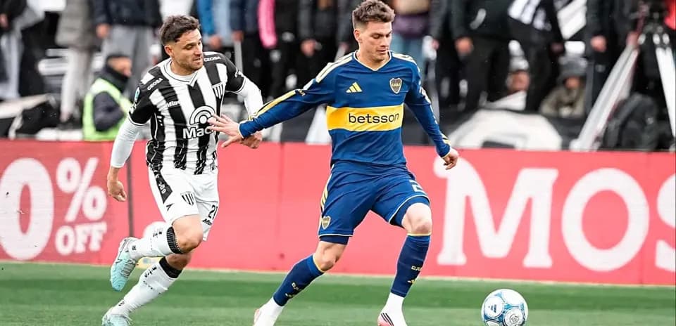 Jugador de Boca Juniors avanza con el balón