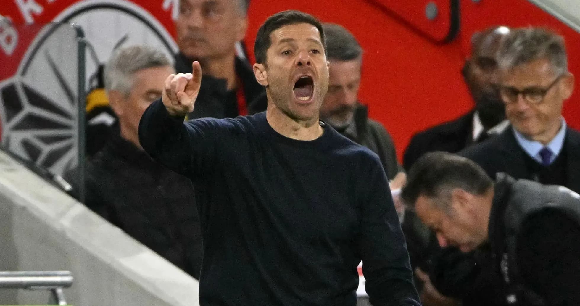 Entrenador dirigiendo a su equipo desde la línea lateral