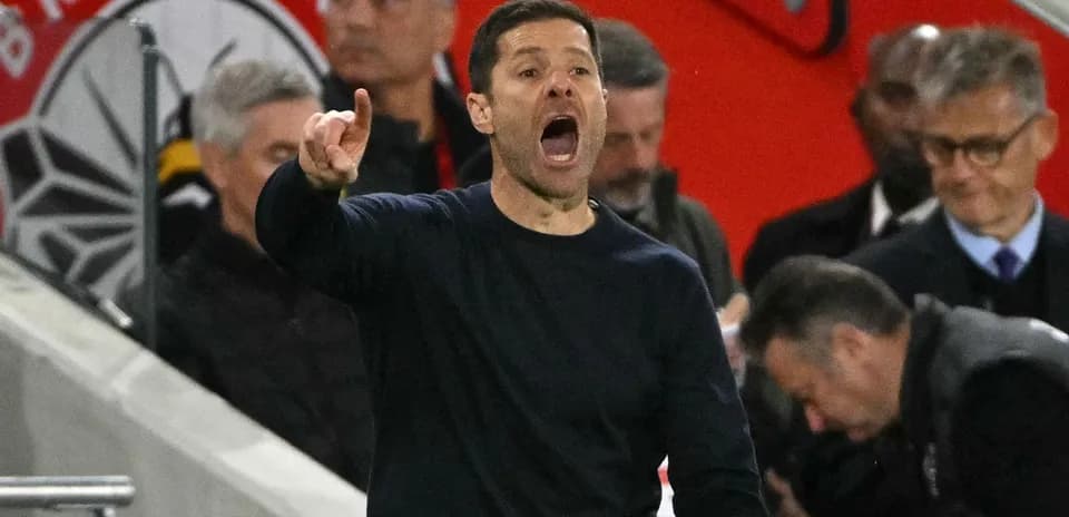 Entrenador dirigiendo a su equipo desde la línea lateral