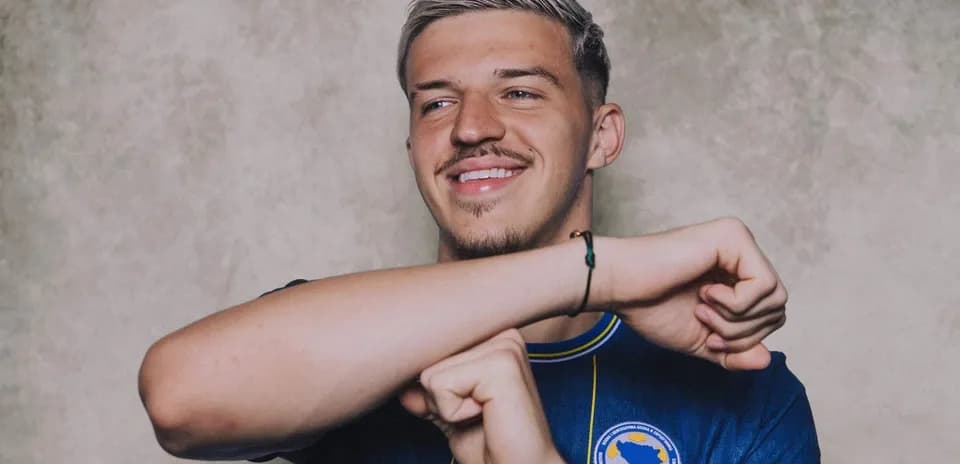 Jugador sonriente con camiseta de Bosnia y Herzegovina
