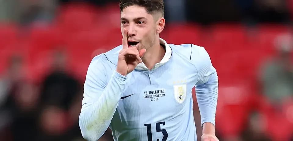 Jugador celebrando y pidiendo silencio en el campo