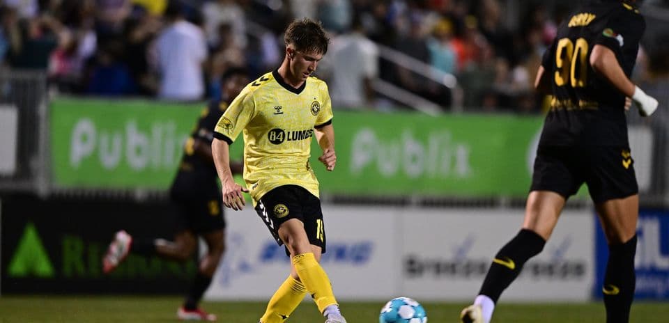 Jugador de Charleston Battery en acción