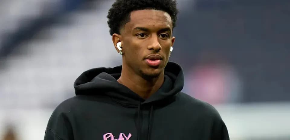 Jugador caminando con auriculares antes del partido