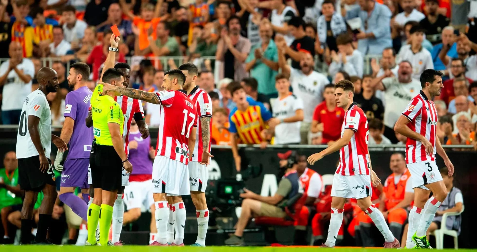 Jugadores de Athletic Club en acción durante el partido