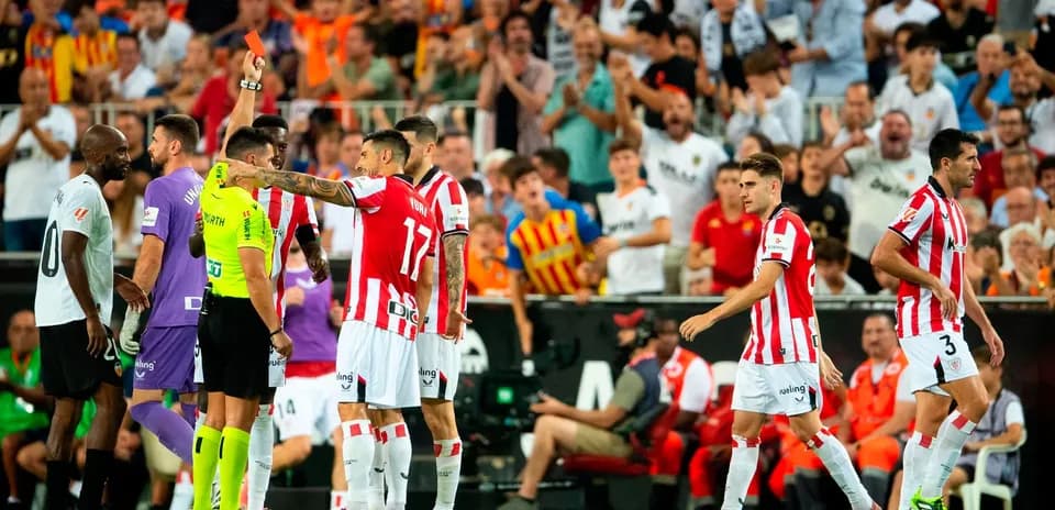 Jugadores de Athletic Club en acción durante el partido
