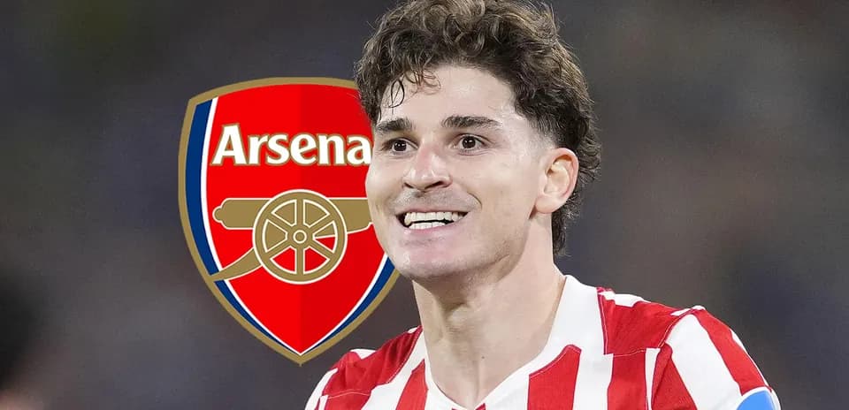Jugador sonriente con camiseta de Striped y logo de Arsenal