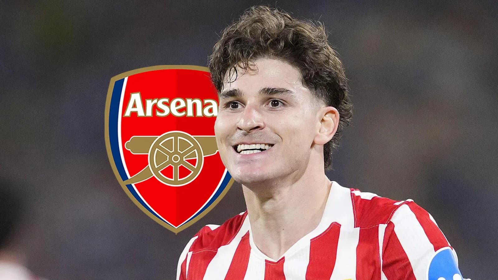 Jugador sonriente con camiseta de Striped y logo de Arsenal