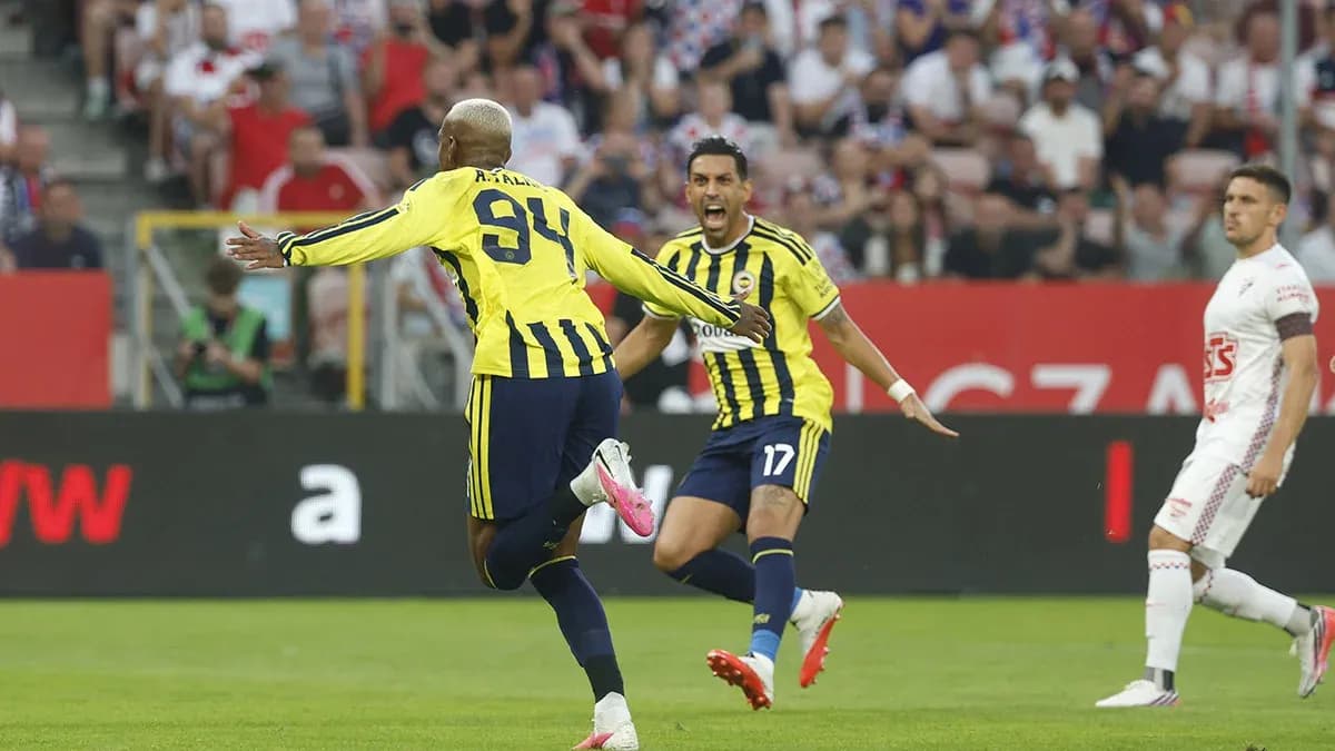 Jugadores de Fenerbahçe celebrando un gol