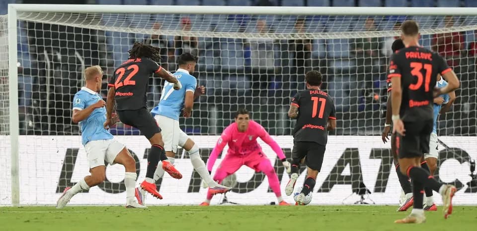 Jugador de Lazio disparando a puerta contra AC Milan