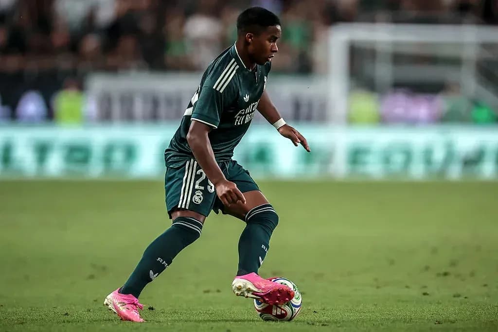 Jugador de Real Madrid controlando el balón en campo