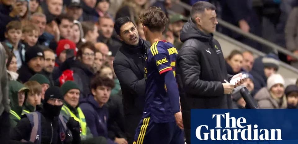Entrenador hablando con jugador durante el partido