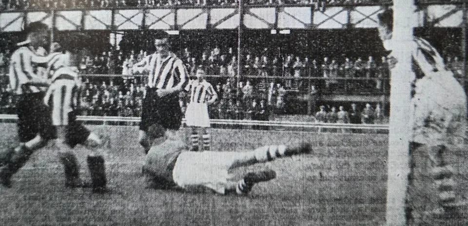 Jugadores en acción durante un partido de fútbol