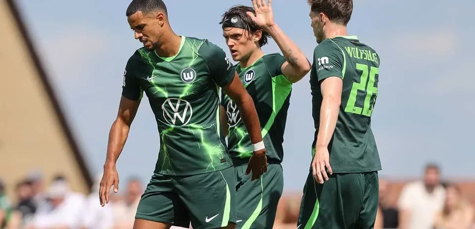 Jugadores de Wolfsburg celebrando en el campo
