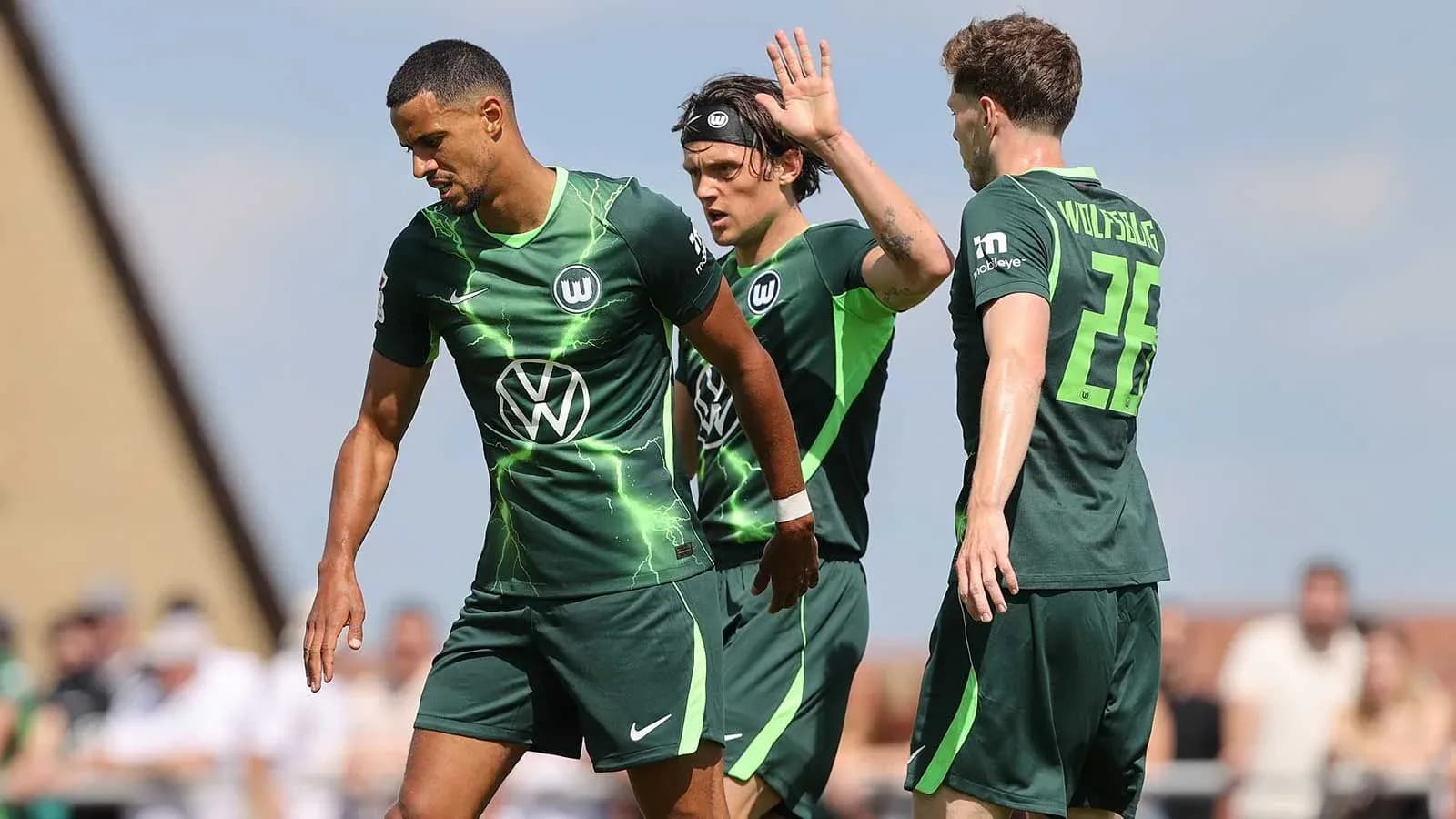Jugadores de Wolfsburg celebrando en el campo