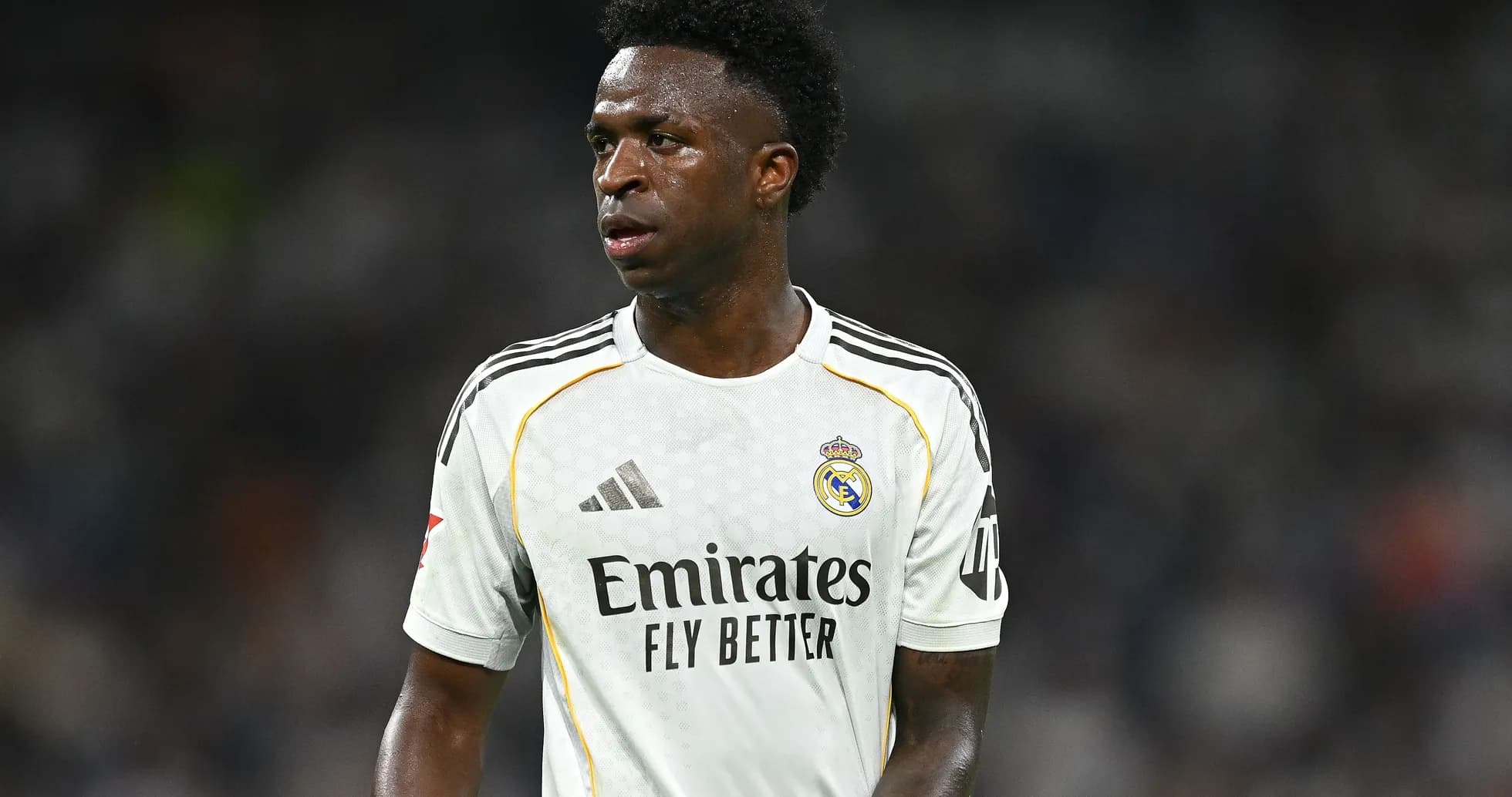 Jugador de Real Madrid en camiseta blanca durante partido