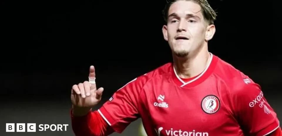 Jugador celebrando con la mano levantada en el campo