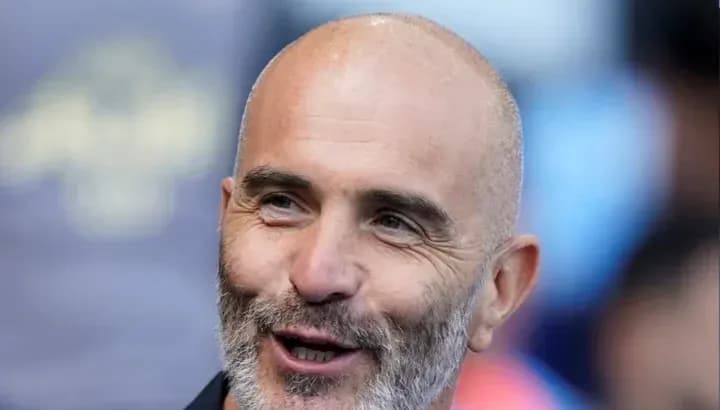 Hombre con barba sonriendo en el estadio