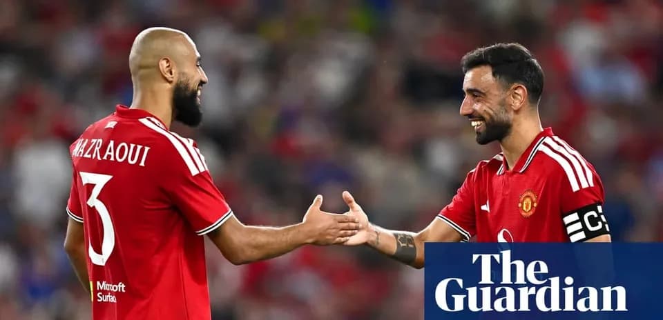 Dos jugadores de Manchester United saludándose en el campo