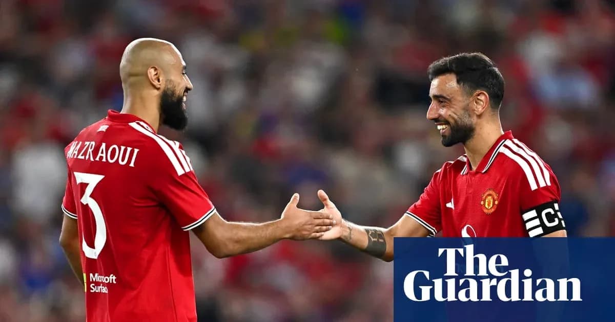 Dos jugadores de Manchester United saludándose en el campo