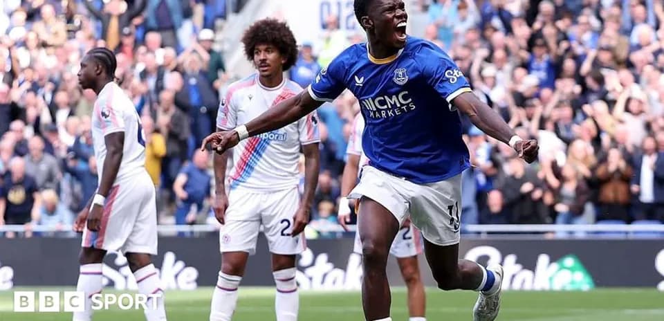 Jugador de Everton celebra un gol en el estadio
